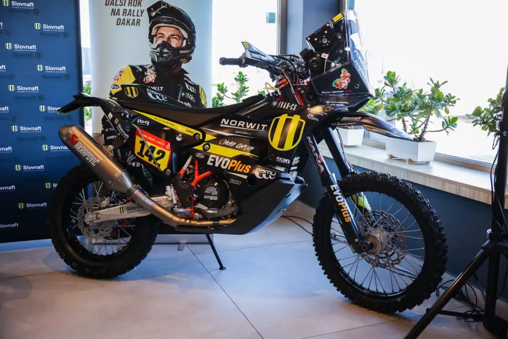 Motorka je na ceste na Dakar 2023